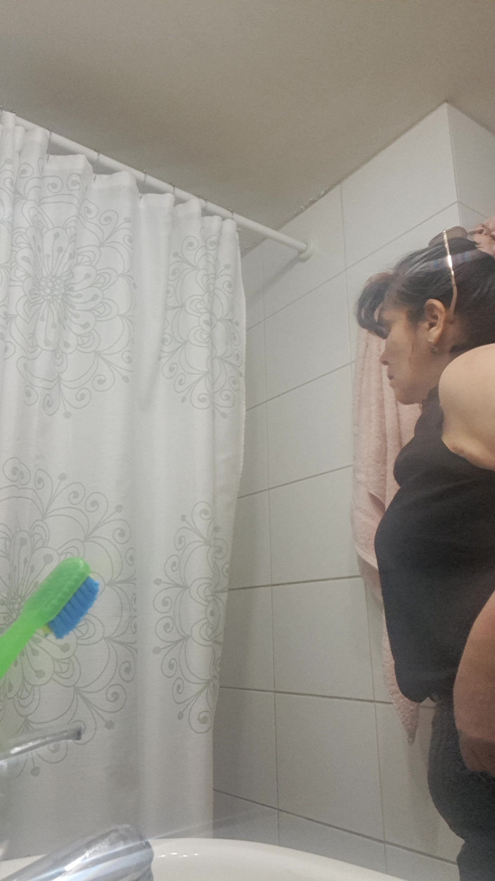 Mommy big hairy pussy: 화장실에서 그와 비밀 섹스를 상상하는 엄마.