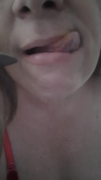 Lízání lahodného dezertu