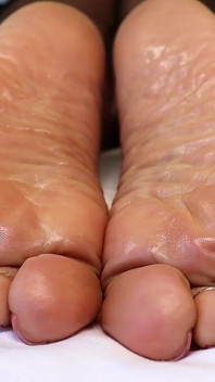 Bbw-godin Sole Asmr - gerimpelde voeten en witte lakens, stille voetaanbidding voor verslaafden
