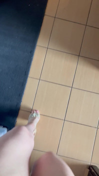 POV: Lopen op hakken in het appartement