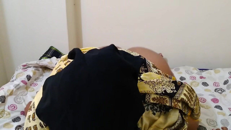 Aria Mia: Un beau-fils partage un lit quand son beau-père était la chambre...