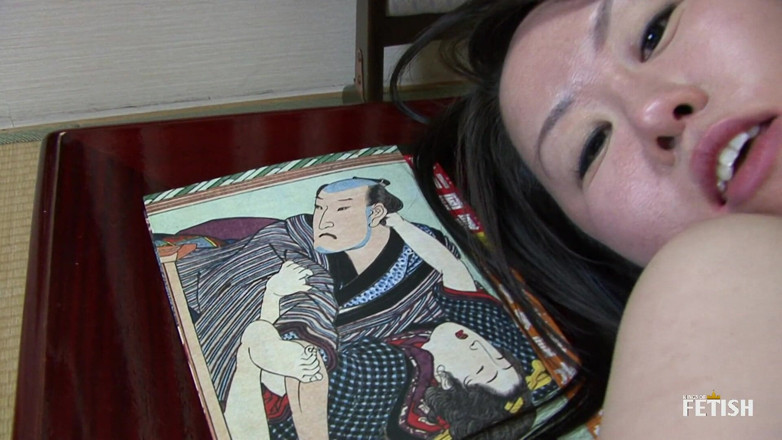 Kings Of Fetish: Unschuldiger asiatischer teenager zum orgasmus auf dem tisch gefickt