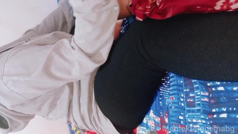 Asian girl videos: Chica con hiyab masturbándose mientras se masturba