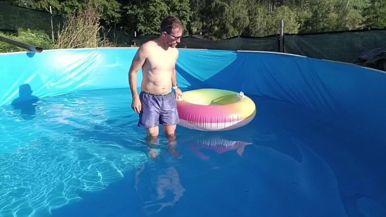 kickerscooter: Viaggio estivo bagnato. In piscina