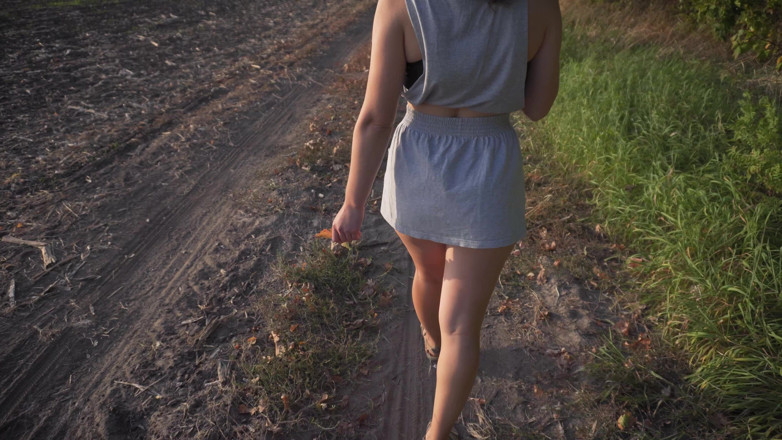 Teasecombo 4K: Caminando al aire libre y mostrando el debajo de la...
