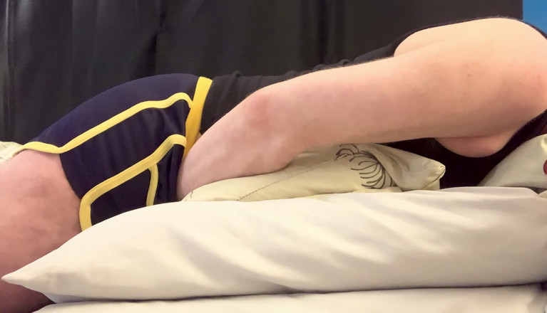 C-Spot: Cspot Je Nadržený a Má Hlasitý Orgasmus Při Sledování Porna...