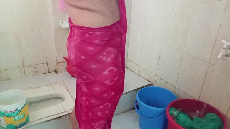 Sumahomesex: Indiana troca de vestido no banheiro do hotel