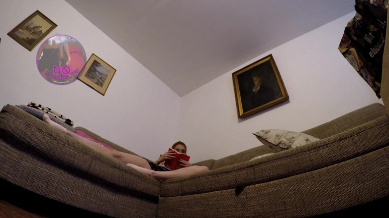 No panties TV: Čtení knihy s roztažené nohy a bez spodního prádla