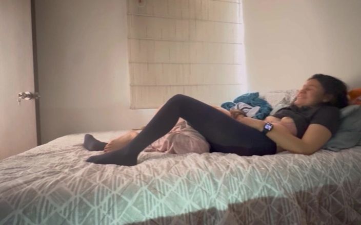 scarlettandc: İki lezbiyen külotlu çorapla eğleniyor