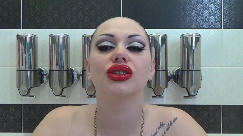 Goddess Misha Goldy: Lippen riechen, küssen, entengesicht mit riesigen roten lippen