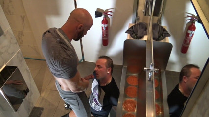 Gaybareback: Aymeric Deville scopata selvaggiamente da papà in un bagno pubblico