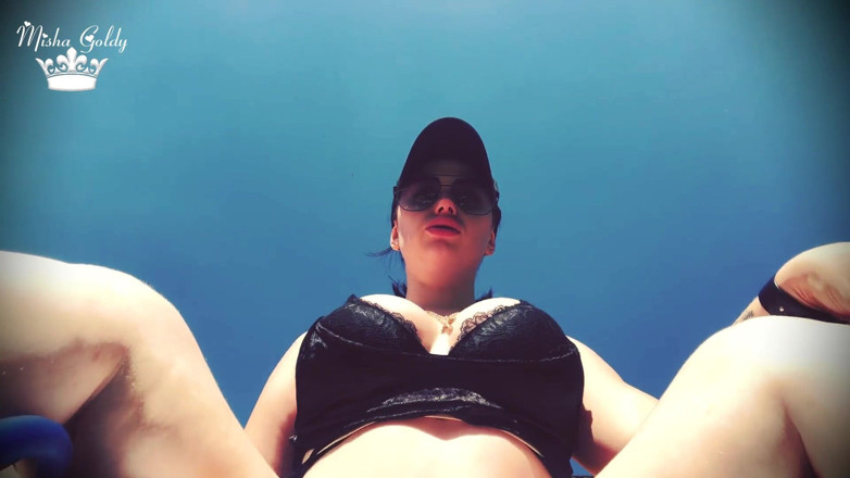 Goddess Misha Goldy: Toket besar menggoda dan merokok dengan wajah bebek di atasmu...
