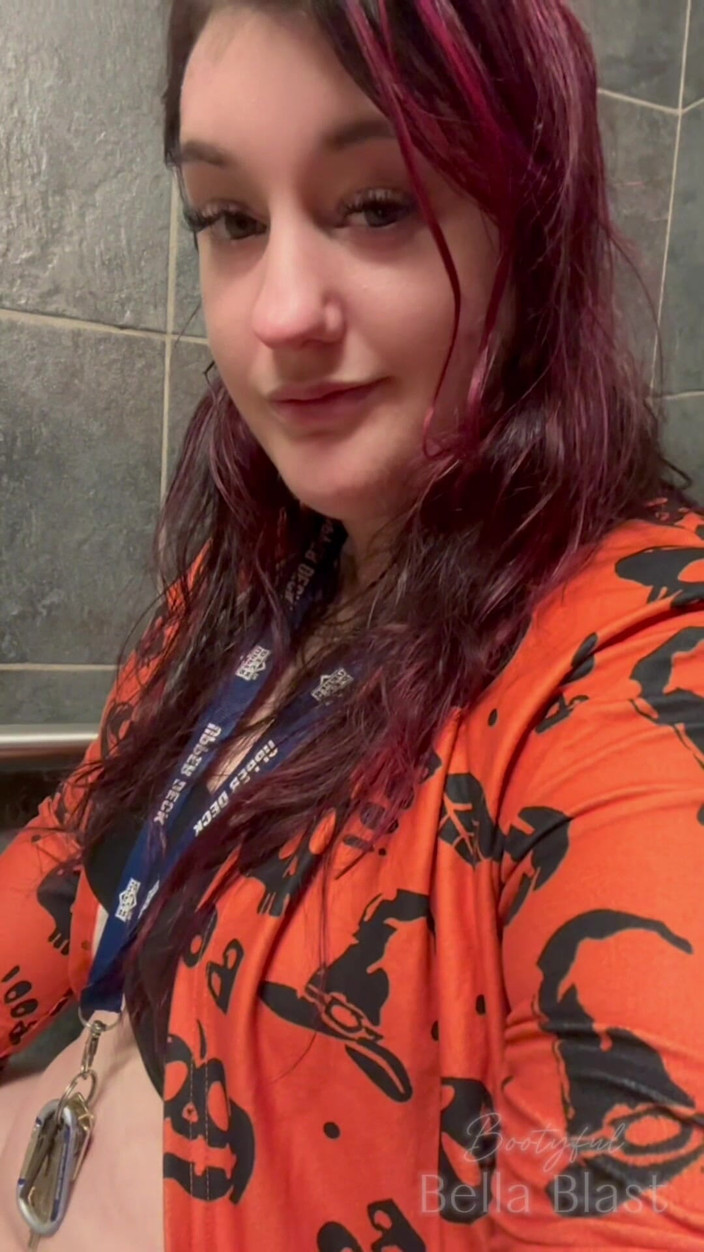 BellaBlast: विशालकाय सुन्दर औरत द्वारा आंखों से संपर्क शौचालय पादना और लॉग प्लप्स अंतरंग पीओवी बेला ब्लास्ट के साथ