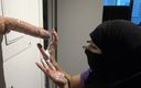 Souzan Halabi: Hijab adolescente vs. pau enorme
