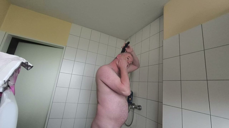 Carmen_Nylonjunge: Ragazzo Nudo in Nylon E La Tosatrice per Capelli Lunghi