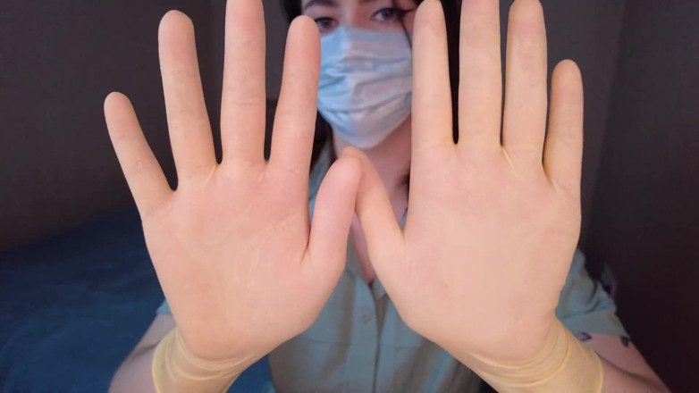 Stacy Moon: Jeux coquins avec des gants en latex