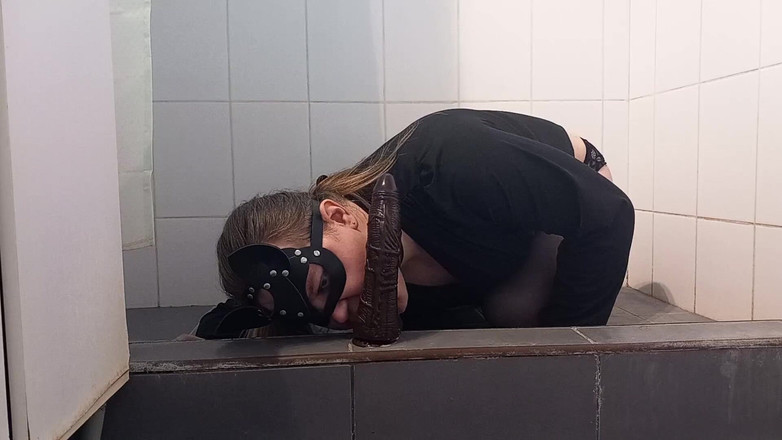 Elise Woods: Sissy si užívá hrdlo a jezdí na velkém černém péru