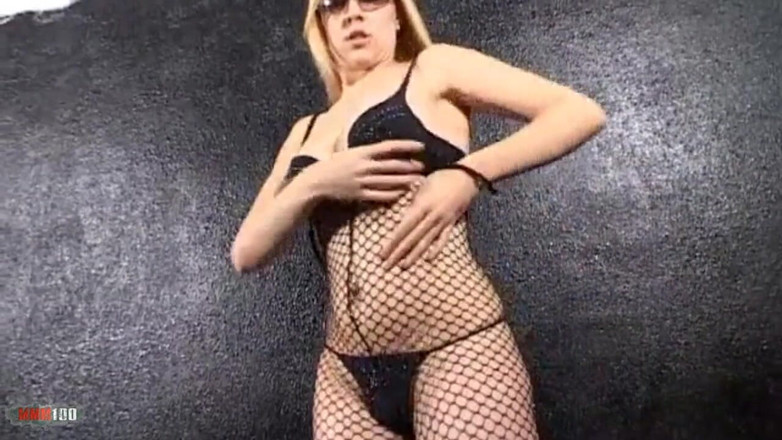 MMM100: Lesly: Sexy teenagerka Lesly svléká oblečení v garáži