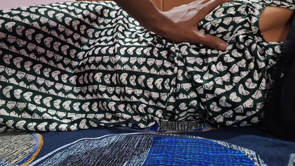 hot suman: セクシーな継母がベッドにいて、彼女のおっぱいとマンコに触れ、継息子が彼女の全身に触れている