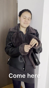 Mi Esposa llego del trabajo sudorosa con su vestido，tacones y chaqueta de cuero y yo huelo todo su cuerpo 有 el 高潮