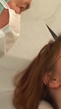 Rijpe milf zuigt gretig pik op gynostoel