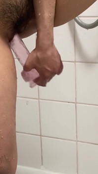 (Videoclip complet) Amatoare reală - futându-mă la duș cu un vibrator imens mă face să ejaculez