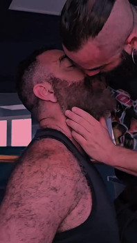 Mistrz kutas pieprzy soczystą owłosioną dziurę. Brodacz mistrz pieprzy Robhairy
