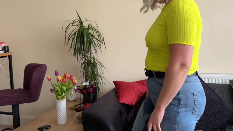 Emma Voyeur: 偽のバカみたいな動画の後、ジーンズを濡らしてしまった