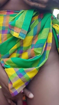 Provocando em calças quentes sensuais esfregando minha buceta peluda apertando meus peitos