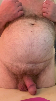 Trainer Karl reibt seinen bauch 6811