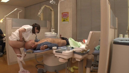 CherryBONBON: Zarif diş hijyen uzmanı yakın eğiliyor