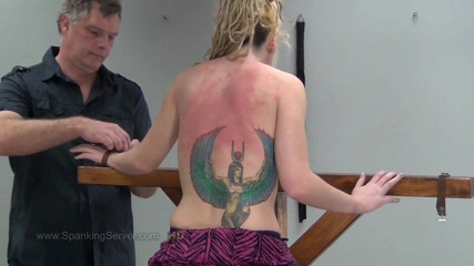 Spanking Server: Kate peitsche mit nacktem rücken
