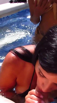 Jacuzzi तीन लोगों की चुदाई - हॉट लैटिना और साँवली लंड चूसती हैं - kiki minaj और bella diosa