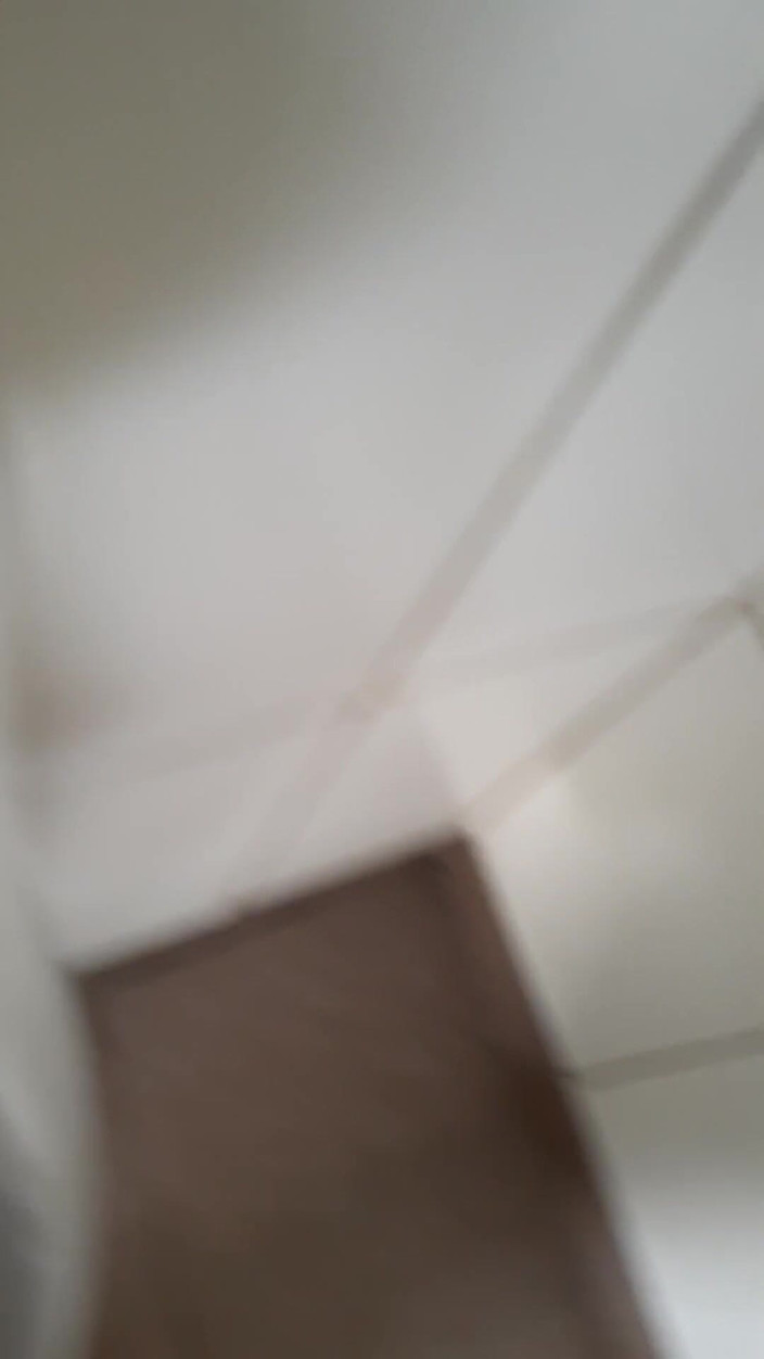 littlelatinhunter: मैं सार्वजनिक बाथरूम में लंड हिलाती हूं, मैं वीर्य निकालती हूं और अपना वीर्य निगलती हूं