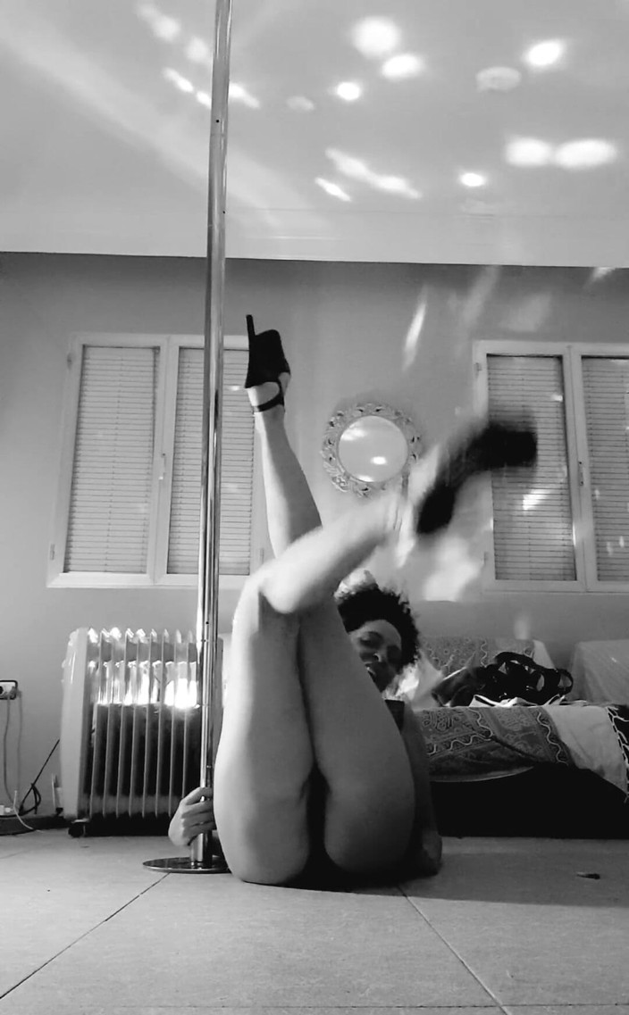 Sensualpolestar: Černý a bílý striptýz