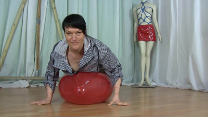 Yvette xtreme: เป่าและแตกบอลลูน