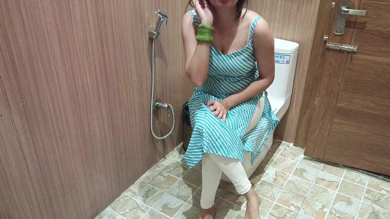 Saarabhabhi6: Bhabhi After Hot Bath Desi Girl Urine with Hindi Audio