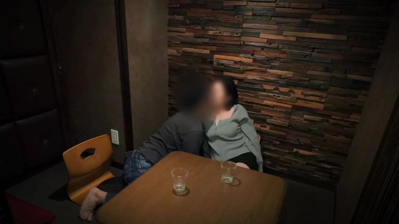 marutahub: 늦은 밤 바에서 섹스, 내 가까운 여자 친구와 장난하는 동안, 우리의 에로틱 한 스위치가 켜져 있었다