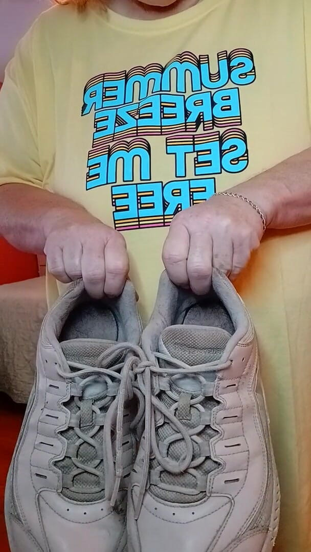 BBW nurse Vicki adventures with friends: Stinky Tennis Shoes Pewwwee