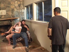 Galaxy Orgy: Potetovaná prsatá chlupatá kundička dvojitá penetrace anální čtveřice