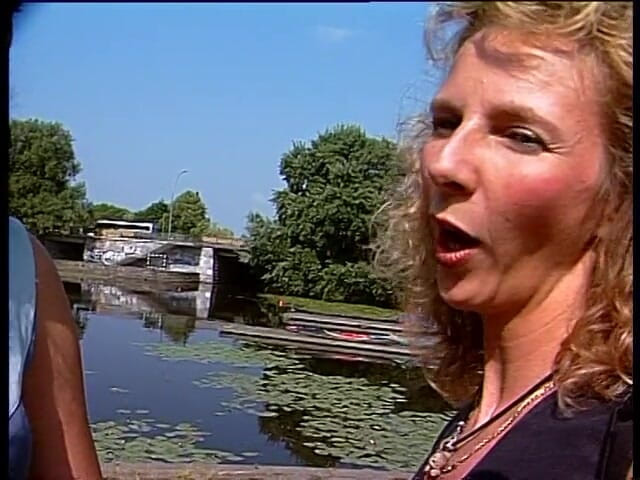 Lucky Cooch: Blondin och brunett vid intervjun utomhus