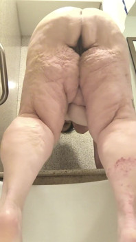 Big Ass Whore Cumming on the Bathtub Floor