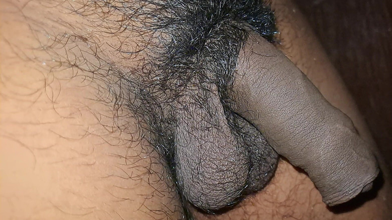 Desi Porn India 2: Il giovane ragazzo indiano di Desi piscia da solo.