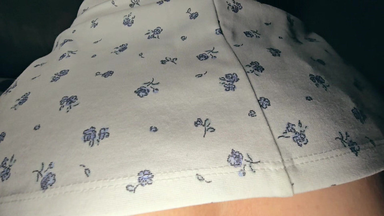 Labestiaylabella: Üvey kız kardeş güzel ayaklarına boşalıyor