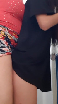 Mijn milf-vriendin pinde me hard tegen de muur vast en neukte me hard
