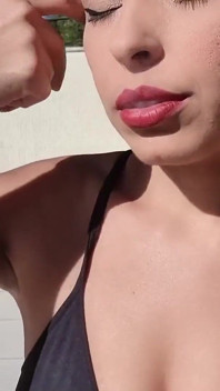 抽她的乳房