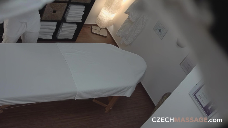 Czech Massage: Masaje checo 53: rubia tímida se pone sucia en una sesión...