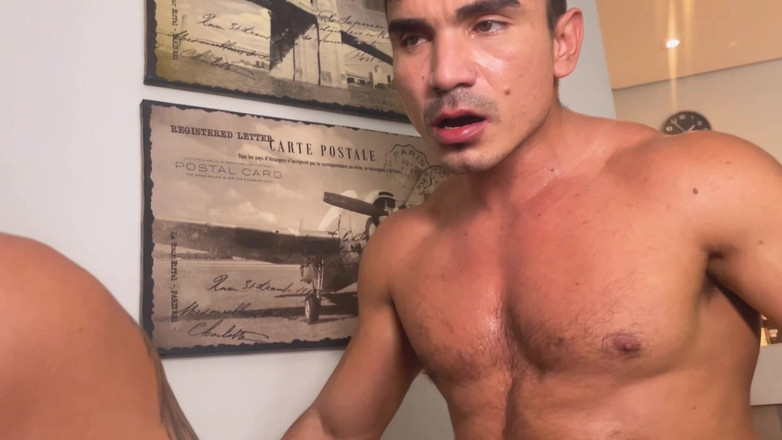 Julian Shul: Un homme musclé enfonce sa bite dans mon cul