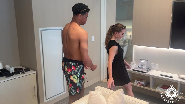 TrixieLove: Milfs en la piscina de la azotea se encuentran con...