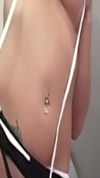 Duży naturalny cyc milf Trina zostaje ostro wyruchana w jej ciasnej cipce